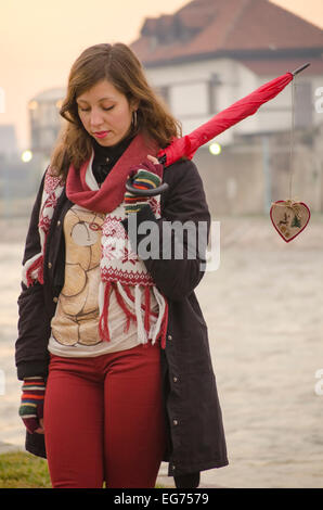 Trauriges Mädchen allein zum Valentinstag im Freien, in der Nähe des Flusses Wandern Stockfoto