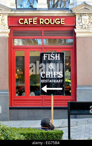 London, England, Vereinigtes Königreich. Mann mit einem Fish &amp; Chips-Schild von einem Cafe Rouge-Restaurant, St. Paul Stockfoto