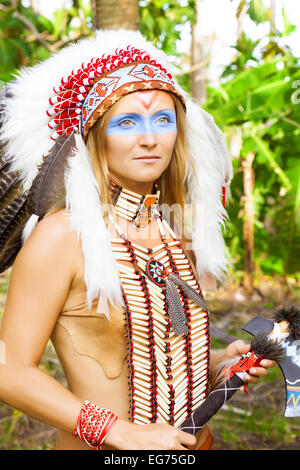 Indianer, Indianer in traditioneller Kleidung, stehend, Reis, Feld, Tageszeit, Ax tomahawk Stockfoto