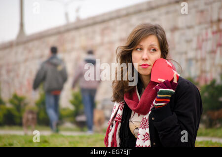 Trauriges Mädchen allein zum Valentinstag im Freien, Stockfoto