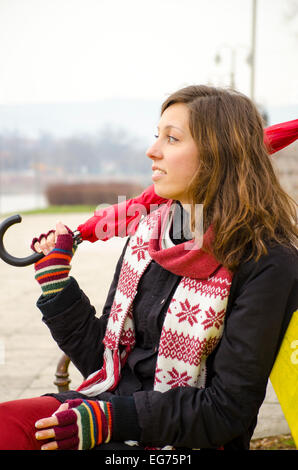 Schöne Brünette allein auf einem regnerischen Valentinstag, im freien Stockfoto