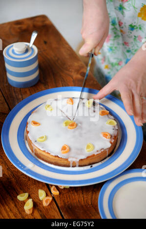 Ein Haus Bäcker backen eine Baumtorte Kuchen UK Stockfoto