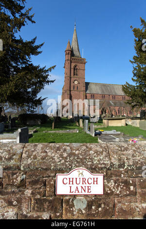 Dorf Aldford, England. Malerische Aussicht auf die St. Johannes der Täufer Kirche in Church Lane. Stockfoto