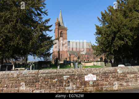 Dorf Aldford, England. Malerische Aussicht auf die St. Johannes der Täufer Kirche in Church Lane. Stockfoto