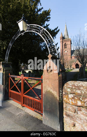 Dorf Aldford, England. Malerische Aussicht auf das Eingangstor für die St. Johannes der Täufer Kirche in Church Lane. Stockfoto