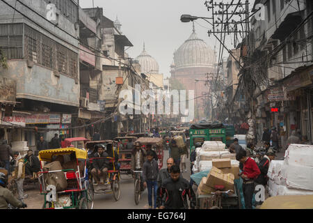 Straße in Alt-Delhi mit Jama-Moschee (Jama Masjid) - Delhi, Indien Stockfoto