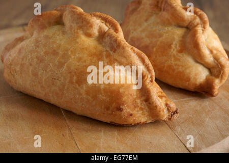 Traditionelle Cornish Pasty gefüllt mit Fleisch Kartoffel Schwede und Karotten Stockfoto