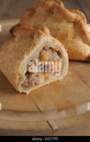 Traditionelle Cornish Pasty gefüllt mit Fleisch Kartoffel Schwede und Karotten Stockfoto