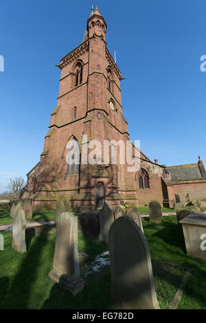 Dorf Aldford, England. Malerische Aussicht auf die St. Johannes der Täufer Kirche in Church Lane. Stockfoto