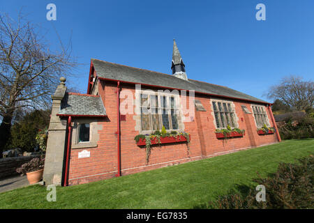 Dorf Aldford, England. Malerische Aussicht auf Aldford Dorfhalle in Church Lane. Stockfoto