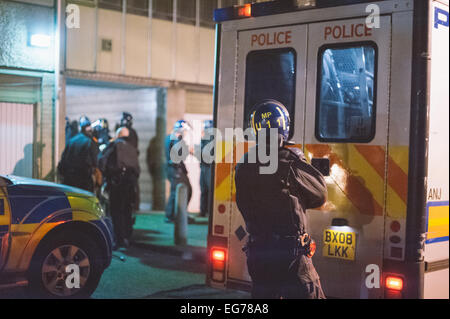 London, Großbritannien. 17. Februar, 2015. Die räumung in Aylesbury Immobilien, 77 - 105 Chartridge, Westmoreland Straße am 17. Februar 2015 des Gehäuses Aktivisten auf einem von Europas größten Weingüter. Die Demonstranten versammelten sich als Polizisten in Kampfausrüstung unten geschnitten Barrikaden und Verhaftungen. Credit: Richard Skinner/Alamy leben Nachrichten Stockfoto