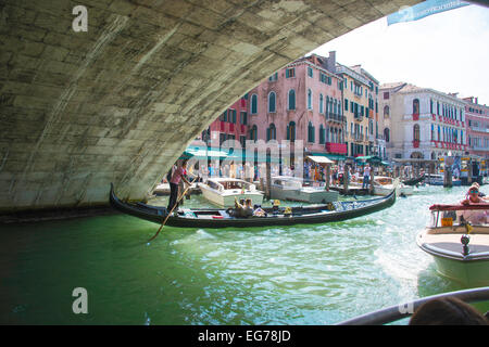 Unterquerung der Rialto Brücke Venedig Gondel Stockfoto