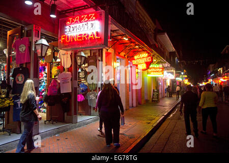 Geschäft auf der Bourbon Street im French Quarter, New Orleans, Louisiana, USA nachts. Stockfoto