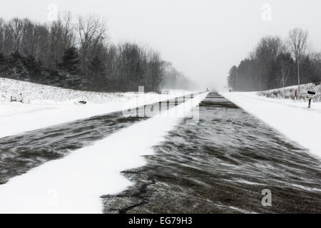 Ranken von Schneeverwehungen an einem kalten und windigen Tag entlang m-20 zwischen Remus und Mt. Pleasant in central Michigan, USA Stockfoto