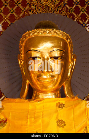 Der Kopf einer goldenen Statue von Buddha, Frontansicht, Shwedagon-Pagode, Yangon, Birma Asien Stockfoto