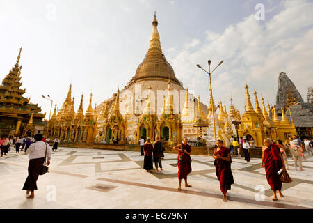 Buddhistische Mönche in der Shwedagon-Pagode, Yangon, Myanmar (Burma), Asien Stockfoto