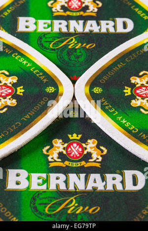 Prag, Czech Republik-Dezember 3, 2014:Beermats von Bernard Bier. Bernard Brauerei ist eine tschechische Familie Brauerei, gegründet im Jahre 1597. Stockfoto