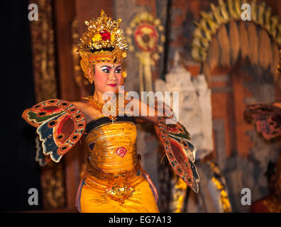 UBUD, BALI, Indonesien - August, 07: Legong traditioneller balinesischer Tanz in Ubud, Bali, Indonesien am 7. August 2010 Stockfoto