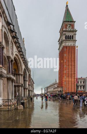 Venedig, Italien - 07. Juni: Hochwasser in Venedig, Acqua Alta am Piazza San Marco am 7. Juni 2011 in Venedig, Italien Stockfoto
