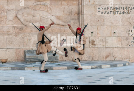 Athens, Griechenland - 01. März: Evzones changing of the Guard am Grab des unbekannten Soldaten in Athen am 1. März 2010 Stockfoto