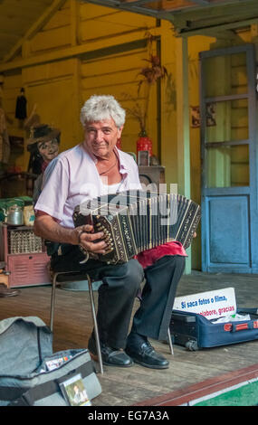 BUENOS AIRES, Argentinien - Februar, 24: La Boca Bandoneonist, Straßenmusiker auf 24. Februar 2010 in Buenos Aires, Argentinien Stockfoto