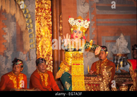 UBUD, BALI, Indonesien - August, 07: Legong traditioneller balinesischer Tanz in Ubud, Bali, Indonesien am 7. August 2010 Stockfoto