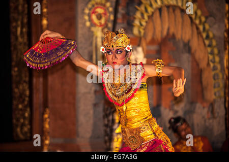 UBUD, BALI, Indonesien - August, 07: Legong traditioneller balinesischer Tanz in Ubud, Bali, Indonesien am 7. August 2010 Stockfoto