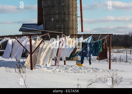 Amische Wäsche an einem Montag, aufgehängt an Wäscheleinen außerhalb zum Trocknen, in der Nähe von Stanwood in Central Michigan, USA Stockfoto