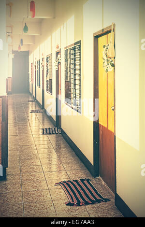 Retro-gefilterte Bild eine leere verwüstete Motel. Stockfoto