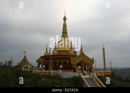 Bangladesch 6 März 2010. Goldene Tempel, einem berühmten buddhistischen Kloster in der Nähe von Banderban in den Chittagong Hill Tracts von Banglade Stockfoto