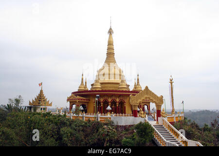 Bangladesch 6 März 2010. Goldene Tempel, einem berühmten buddhistischen Kloster in der Nähe von Banderban in den Chittagong Hill Tracts von Banglade Stockfoto