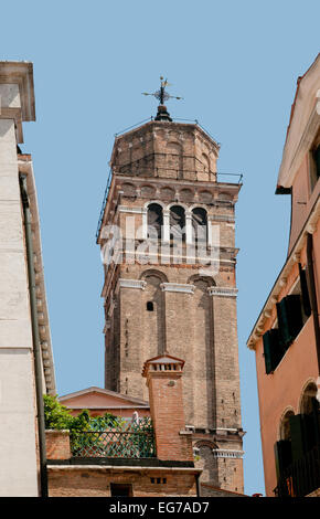 Campanile oder Bell Tower von Campo San Stefano Venedig Italien im Juni Sonnenschein gesehen Stockfoto