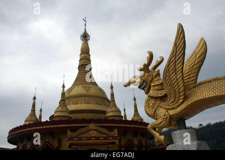 Bangladesch 6 März 2010. Goldene Tempel, einem berühmten buddhistischen Kloster in der Nähe von Banderban in den Chittagong Hill Tracts von Banglade Stockfoto