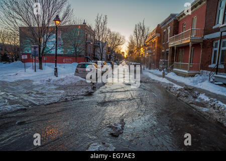 Berri Street überflutet durch Wasserrohrbruch in Montreal nach polare Temperaturen. Stockfoto