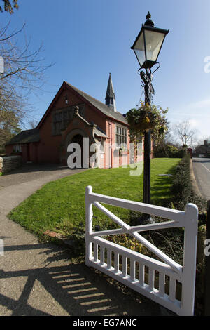 Dorf Aldford, England. Malerische Aussicht auf Aldford Dorfhalle in Church Lane. Stockfoto