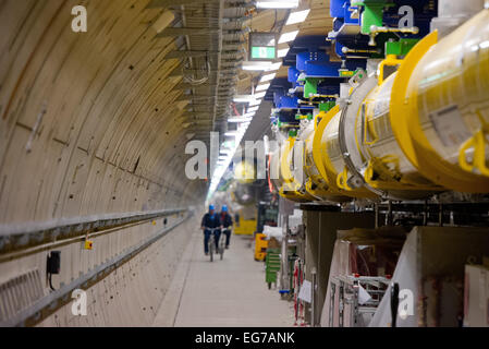 Hamburg, Deutschland. 18. Februar 2015. Mitarbeiter fahren ihre Fahrräder in den Beschleunigertunnel Partikel von der X-Ray-Laser-Projekt European XFEL vorbei das Gaspedal (gelb) in Hamburg, Deutschland, 18. Februar 2015. Das Projekt umfasst ein 3, 4 Kilometer langen Tunnelsystem, in dem nach Fertigstellung Ende 2016, extrem kurzen und intensiven Röntgenblitze generiert werden sollen. Foto: DANIEL BOCKWOLDT/Dpa/Alamy Live News Stockfoto