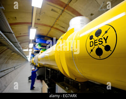 Hamburg, Deutschland. 18. Februar 2015. ILLUSTRATION - steuert ein Mitarbeiter eine Kupplung in den Beschleunigertunnel Partikel des X-Ray-Laser-Projektes European XFEL vorbei das Gaspedal (gelb) in Hamburg, Deutschland, 18. Februar 2015. Das Projekt umfasst ein 3, 4 Kilometer langen Tunnelsystem, in dem nach Fertigstellung Ende 2016, extrem kurzen und intensiven Röntgenblitze generiert werden sollen. Foto: DANIEL BOCKWOLDT/Dpa/Alamy Live News Stockfoto