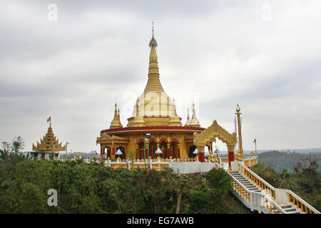 Bangladesch 6 März 2010. Goldene Tempel, einem berühmten buddhistischen Kloster in der Nähe von Banderban in den Chittagong Hill Tracts von Banglade Stockfoto