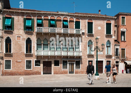 Eleganten traditionellen Backsteingebäude mit einem schönen Balkon und stilvolle Straßenlaterne stehen in Campo San Stefano Venedig Italien Stockfoto