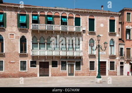 Eleganten traditionellen Backsteingebäude mit einem schönen Balkon und stilvolle Straßenlaterne stehen in Campo San Stefano Venedig Italien Stockfoto