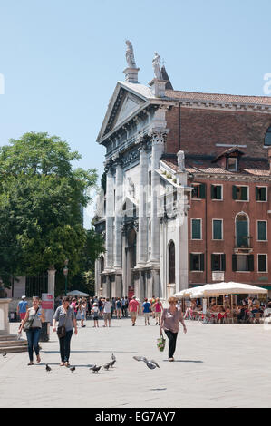 Chiesa San Vidal Kirche von Campo San Stefano Venedig Italien mit Menschen und Tauben im Juni Sonnenschein Stockfoto