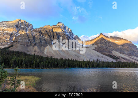Sonnenaufgang am Bow Lake in der kanadischen Rocky Mountains Stockfoto