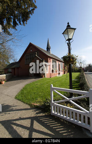 Dorf Aldford, England. Malerische Aussicht auf Aldford Dorfhalle in Church Lane. Stockfoto