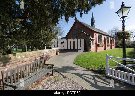 Dorf Aldford, England. Malerische Aussicht auf Aldford Dorfhalle in Church Lane. Stockfoto