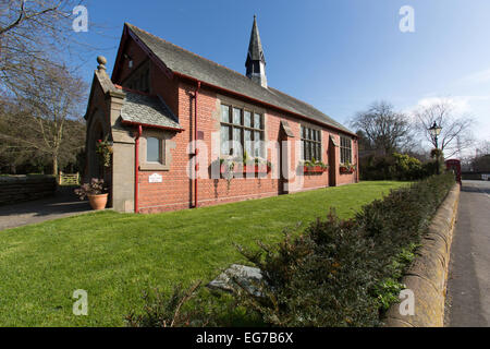 Dorf Aldford, England. Malerische Aussicht auf Aldford Dorfhalle in Church Lane. Stockfoto