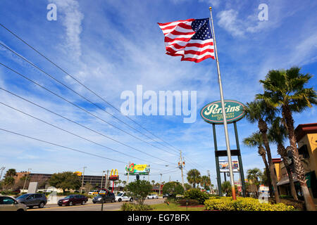 Stars And Stripes, die Flagge der Vereinigten Staaten von Amerika, fliegen am International Drive, Orlando, Florida, USA Stockfoto