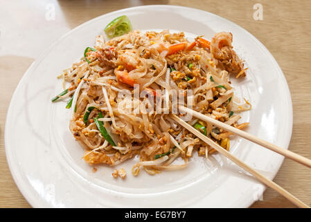 Pad Thai mit Garnelen, traditionelle thailändische Hauptgericht. Stockfoto