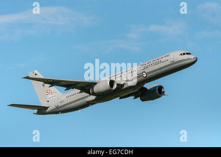 Boeing 757-200 New Zealand Airforce 75. Jahrestag Livree, im blauen Himmel Stockfoto