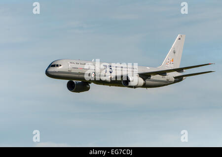 Boeing 757-200 New Zealand Airforce 75. Jahrestag Livree, im blauen Himmel Stockfoto