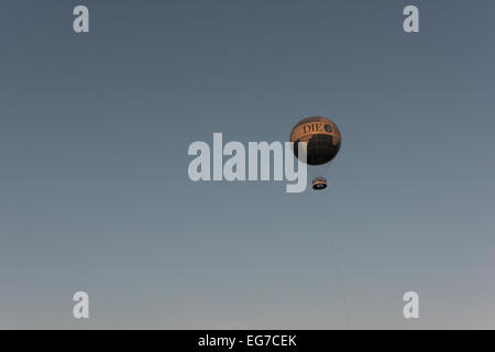 Ein Ballon in den Abendhimmel über Werbung die Zeitschrift Die Welt Berlin Stockfoto